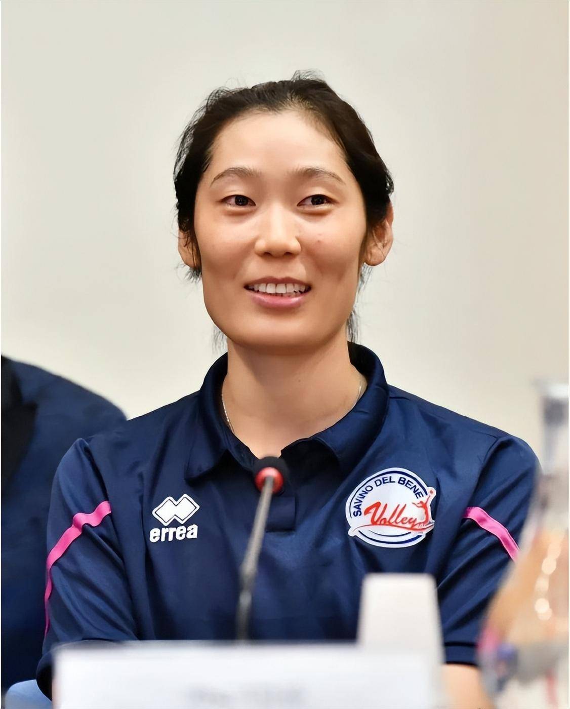足球联赛奋力拼搏:女将豪取胜利夺魁的简单介绍