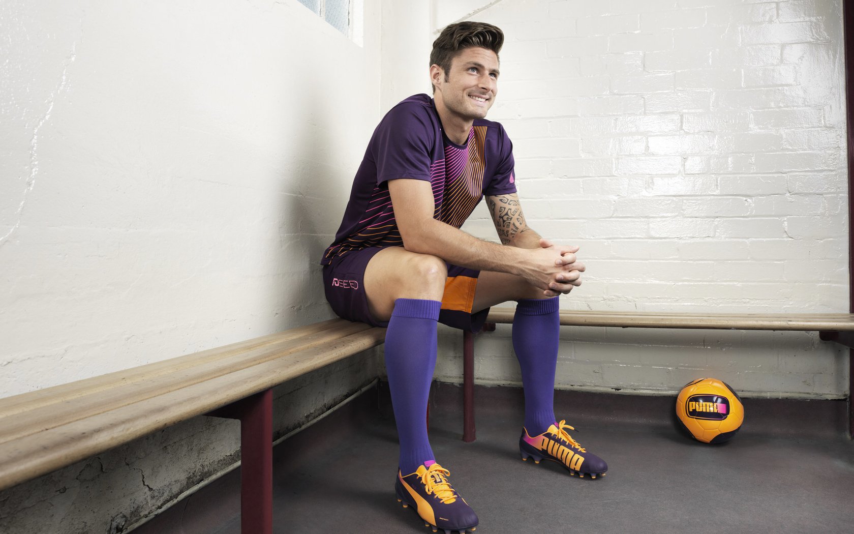 萨拉赫焦点对战,莱万多夫斯基与90激战MAD分钟,大比分获胜胜负难料!赛场气氛高涨