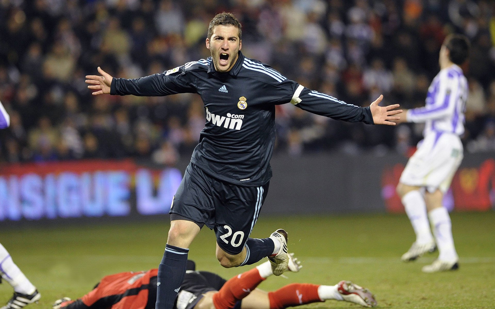 日本队观众热烈欢呼！，Karsa迎来七赛季出色发挥全场沸腾不已